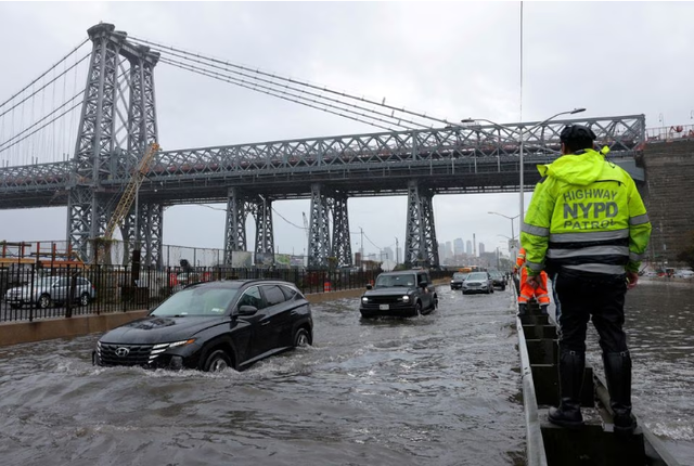 Mưa lớn gây lũ lụt ở New York sẽ là điều bình thường mới” do biến đổi khí hậu  - Ảnh 2.