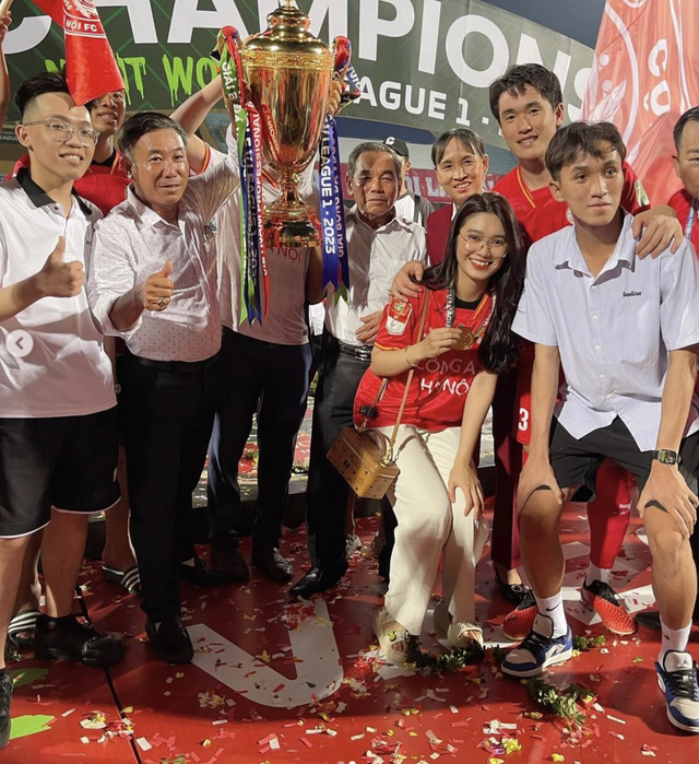 Nam thần U23 Việt Nam từng vô địch SEA Games bất ngờ đăng ảnh cưới sau nhiều năm giấu kín chuyện tình  - Ảnh 4.