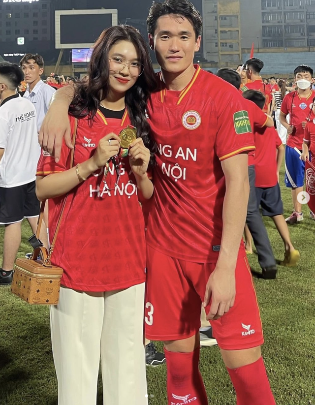 Nam thần U23 Việt Nam từng vô địch SEA Games bất ngờ đăng ảnh cưới sau nhiều năm giấu kín chuyện tình  - Ảnh 3.
