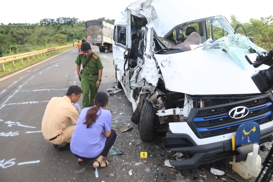 Vụ tai nạn khiến 13 người thương vong: Tạm giữ hình sự tài xế xe tải - Ảnh 2.