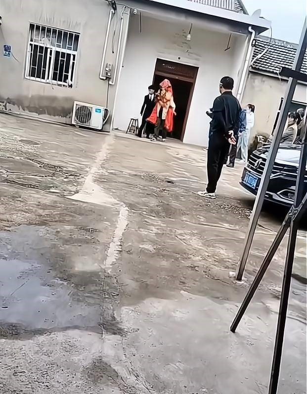 Cô dâu 30 tuổi mới có người chịu lấy vì sở hữu “một đặc điểm ít người đàn ông nào chấp nhận được”