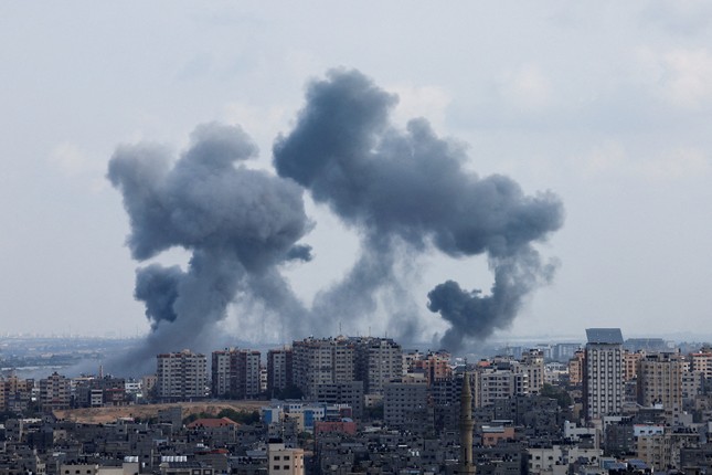 Israel tấn công 200 mục tiêu thuộc khu trung tâm chỉ huy của phong trào Hamas - Ảnh 1.