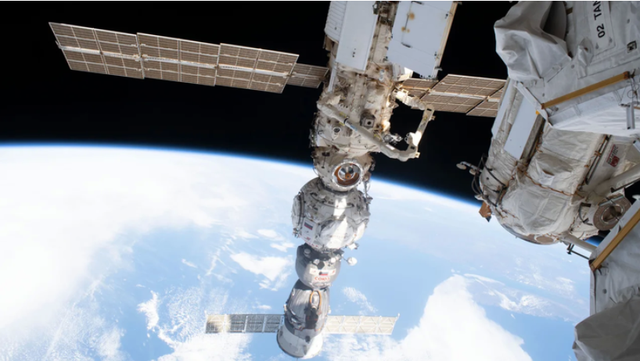 Rò rỉ chất làm mát trên trạm vũ trụ ISS - Ảnh 1. Rò rỉ chất làm mát trên trạm vũ trụ ISS - Ảnh 1.