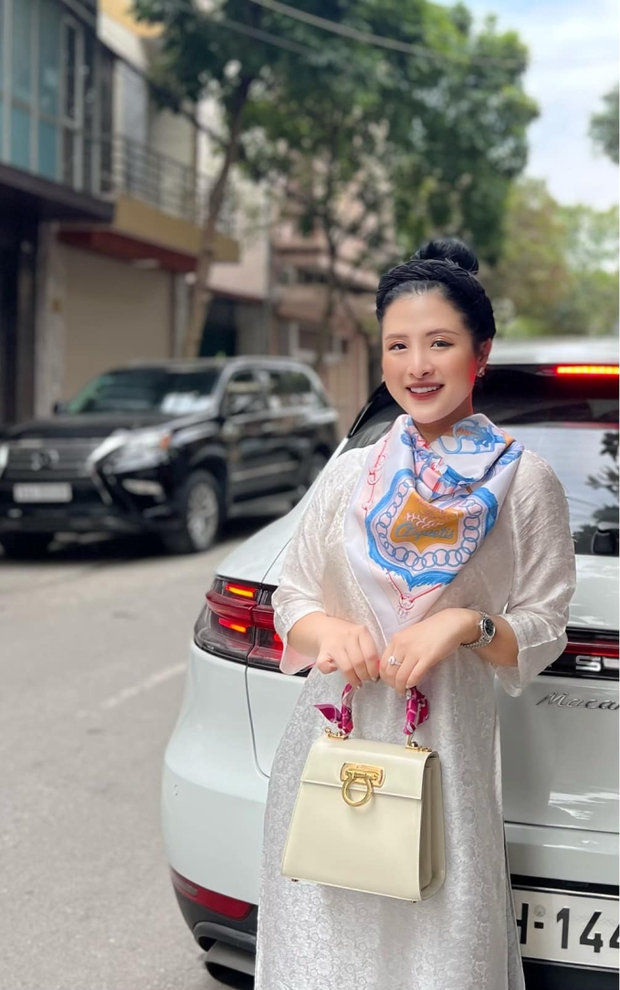 BTV Kinh tế chỉ cách mua túi hiệu, “vô tình” flex cả dàn túi nghìn đô và không gian nhà sang trọng