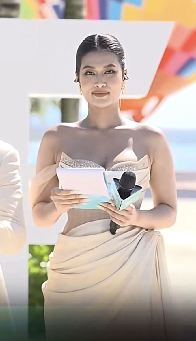 Thiên Ân vướng tranh cãi khi làm MC tại Miss Grand 2023: Lộ khuyết điểm body trên sóng, khả năng tiếng Anh thì sao? - Ảnh 2.