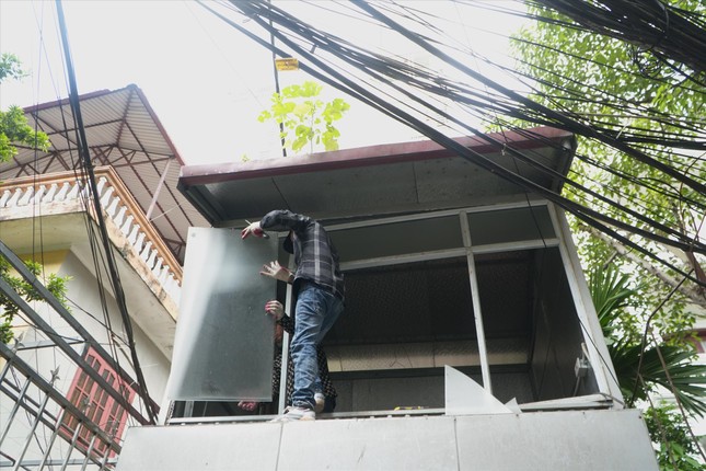 Nhiều chung cư mini của ông Nghiêm Quang Minh được sửa chữa, bổ sung PCCC - Ảnh 1.