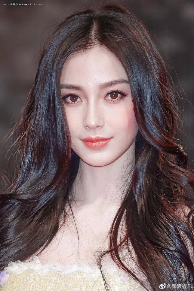 Tình hình của Angelababy sau nghi vấn cấm sóng vì xem Lisa (BlackPink) diễn thoát y - Ảnh 1.