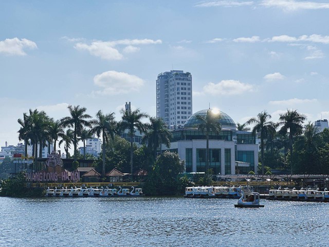 Hà Nội đang bước vào những ngày thu đẹp nhất, chỉ muốn gói ghém lại để không trôi qua nhanh - Ảnh 2.