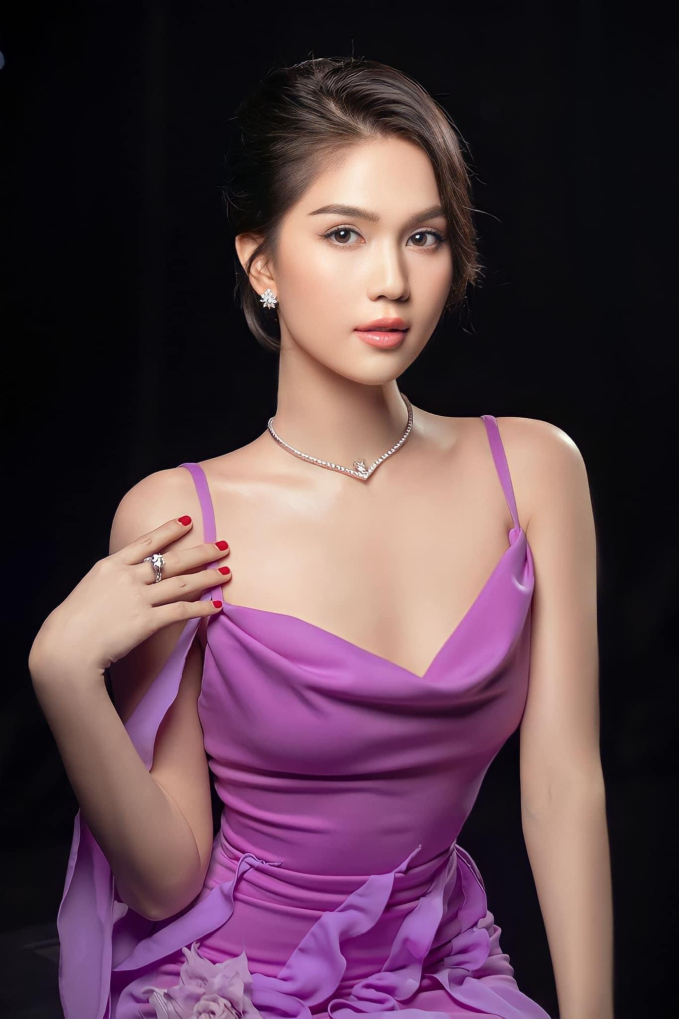 7749 ồn ào của Ngọc Trinh: Ăn mặc phản cảm lố lăng trên thảm đỏ Cannes, nổ mua 11ha đất, tranh cãi nhất là thái độ này - Ảnh 1.