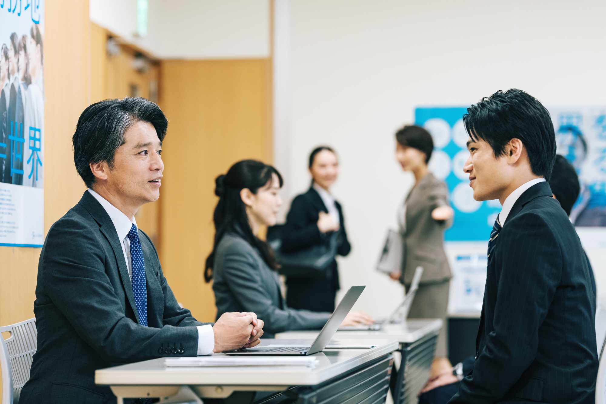 ‘Làm gì nếu vợ nhìn thấy tin nhắn của anh với một cô gái khác?’ - Đối đáp khéo, ứng viên được nhận việc ngay! - Ảnh 1.