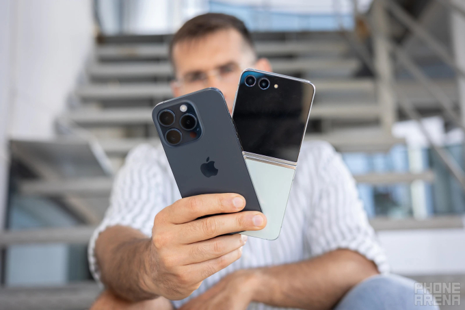 Cuộc đối đầu giữa Người gác đền iPhone 15 Pro và Vua mạo hiểm Galaxy Z Flip 5: Mua mẫu nào cho xứng cái giá hơn 20 triệu? - Ảnh 7.