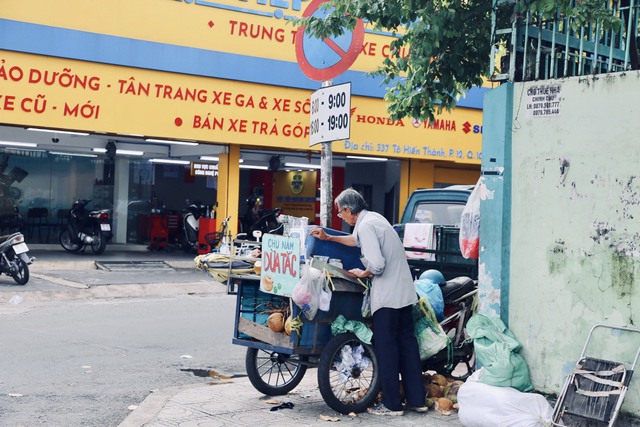 Chuyện đằng sau chiếc xe ba gác của chú Năm dừa tắc: Mưu sinh nuôi vợ tai biến, không muốn khổ con cái - Ảnh 9.