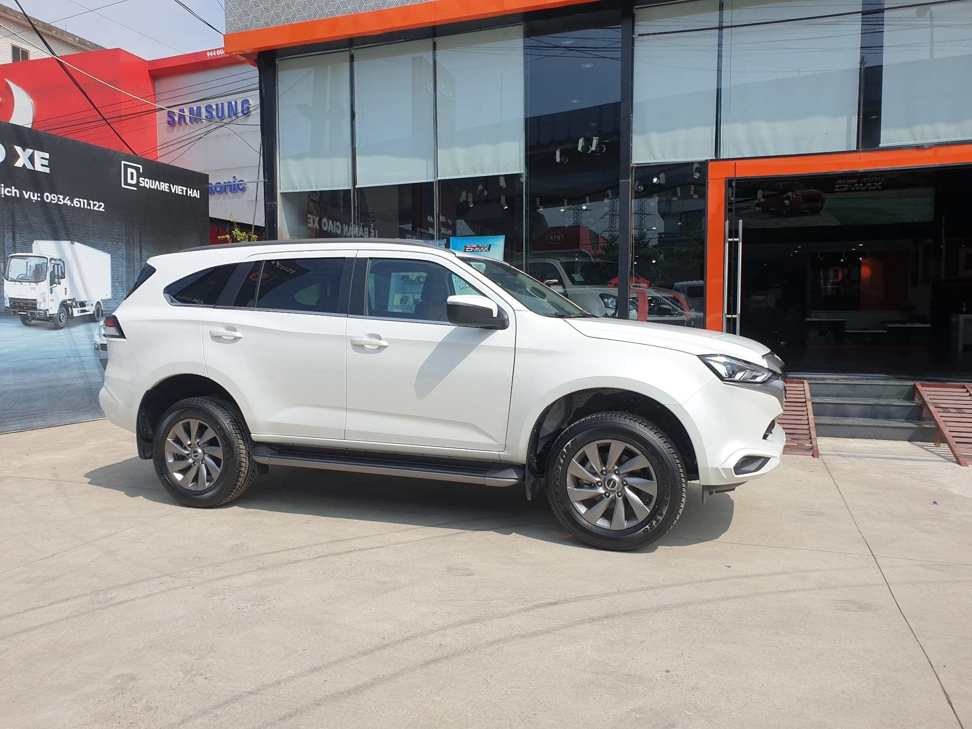 Đại lý xả Isuzu mu-X bản thấp giảm gần 150 triệu: Rẻ hơn hẳn Fortuner và Everest, đáng cân nhắc nếu thích thực dụng - Ảnh 3.