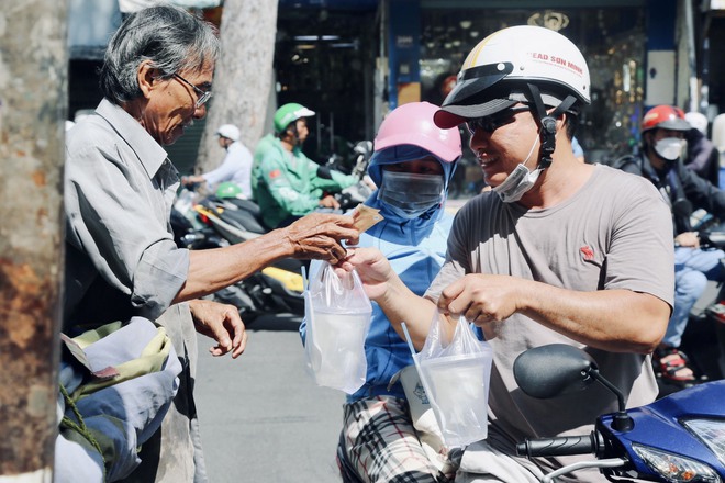 Chuyện đằng sau chiếc xe ba gác của chú Năm dừa tắc: Mưu sinh nuôi vợ tai biến, không muốn khổ con cái - Ảnh 8.