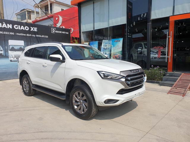 Đại lý xả Isuzu mu-X bản thấp giảm gần 150 triệu: Rẻ hơn hẳn Fortuner và Everest, đáng cân nhắc nếu thích thực dụng - Ảnh 1.