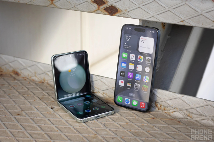 Cuộc đối đầu giữa Người gác đền iPhone 15 Pro và Vua mạo hiểm Galaxy Z Flip 5: Mua mẫu nào cho xứng cái giá hơn 20 triệu? - Ảnh 4.