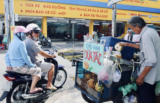 Chuyện đằng sau chiếc xe ba gác của chú Năm dừa tắc: Mưu sinh nuôi vợ tai biến, không muốn khổ con cái - Ảnh 5.