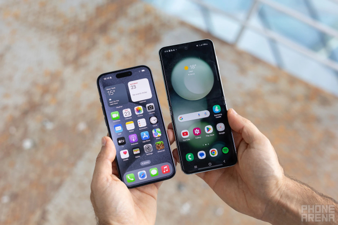 Cuộc đối đầu giữa Người gác đền iPhone 15 Pro và Vua mạo hiểm Galaxy Z Flip 5: Mua mẫu nào cho xứng cái giá hơn 20 triệu? - Ảnh 1.
