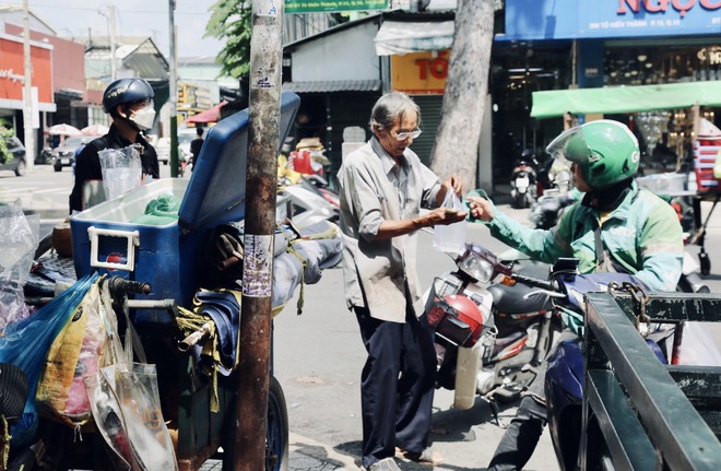 Chuyện đằng sau chiếc xe ba gác của chú Năm dừa tắc: Mưu sinh nuôi vợ tai biến, không muốn khổ con cái - Ảnh 3.