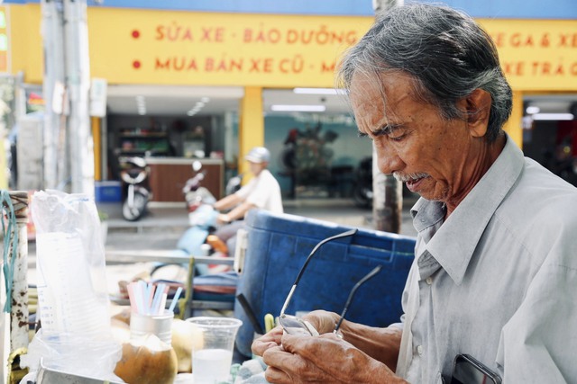 Chuyện đằng sau chiếc xe ba gác của chú Năm dừa tắc: Mưu sinh nuôi vợ tai biến, không muốn khổ con cái - Ảnh 2.