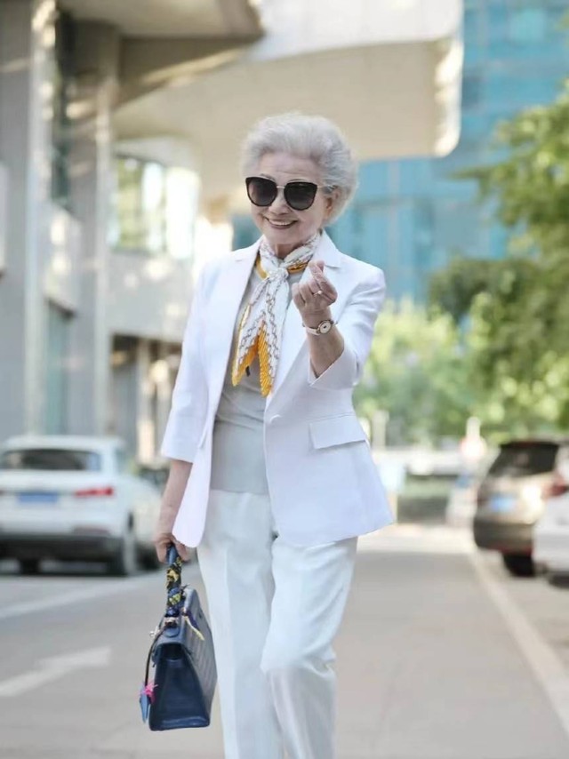 Cụ bà 93 tuổi nhưng vóc dáng trẻ trung, dễ nhầm là U50: Bí quyết trẻ hóa, đóng băng tuổi tác cực đơn giản - Ảnh 3.