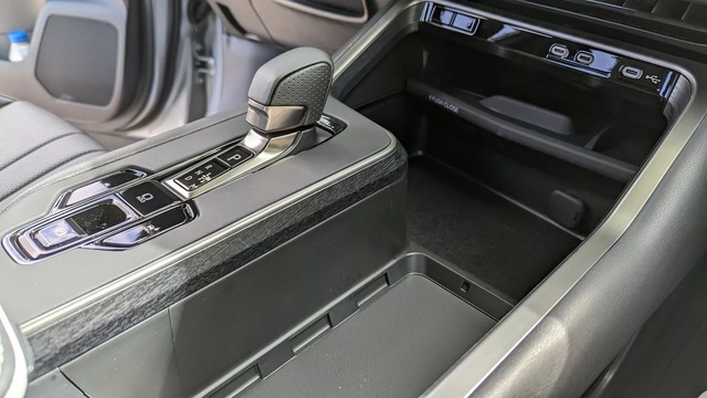 Lexus TX có trang bị cho người sợ ăn uống làm bẩn xe, tháo ra vệ sinh trong ‘nốt nhạc’ - Ảnh 2.