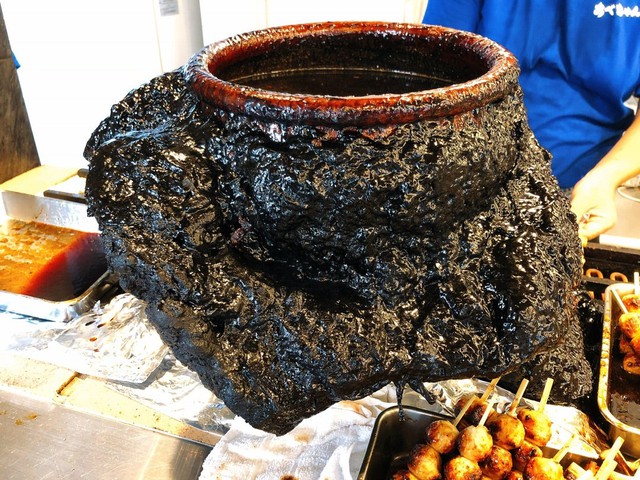 Nhà hàng Nhật nức danh với vại nước sốt 60 năm không cọ rửa, sốt tràn đóng đen thành tảng khách vẫn xếp hàng dài - Ảnh 4.