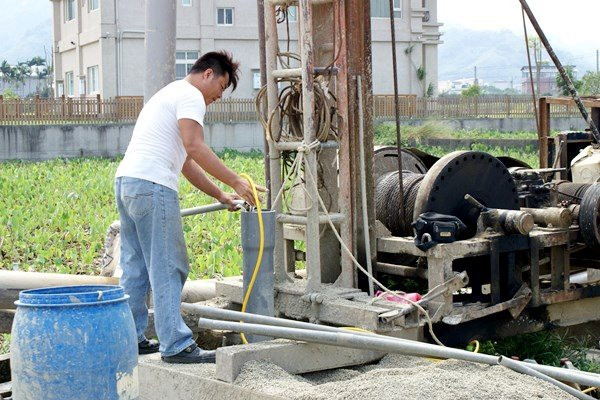 Khoan giếng trong vườn để lấy nước rửa xe, người đàn ông bị công an phạt hơn 66 triệu đồng: Khi nhận ra lỗi sai thì đã quá muộn - Ảnh 1.