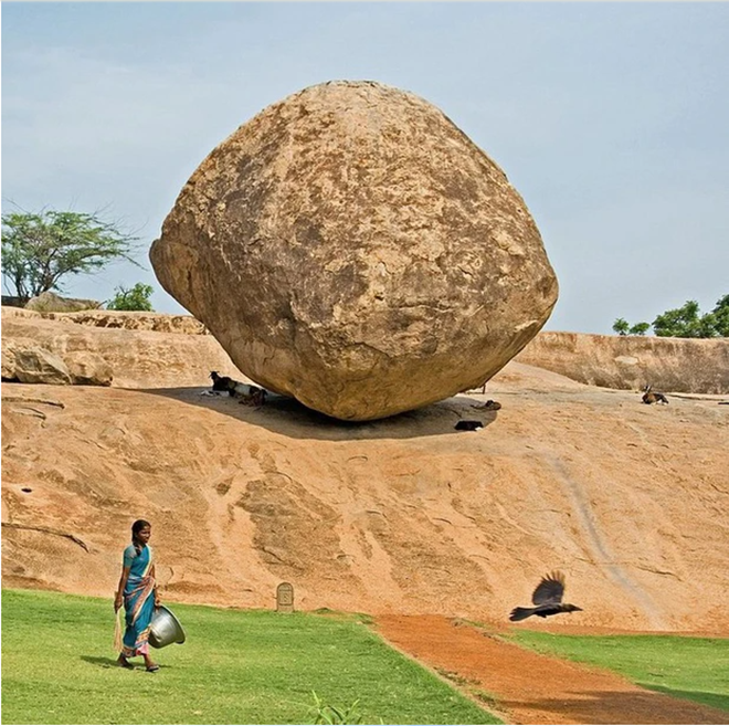 Tảng đá 250 tấn nằm nghiêng trên sườn dốc hơn 1.300 năm không đổ - Ảnh 1.