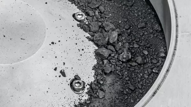 NASA tiết lộ mẫu đá đầu tiên mang về từ tiểu hành tinh Bennu nguy hiểm - Ảnh 1.