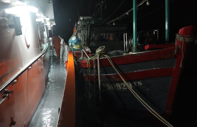 Về bờ tránh mưa gió, 14 thuyền viên chới với trên tàu chìm dần giữa biển đêm - Ảnh 2.