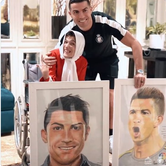 Cristiano Ronaldo bị phạt 99 roi vì ôm phụ nữ khi chụp ảnh - Ảnh 2.