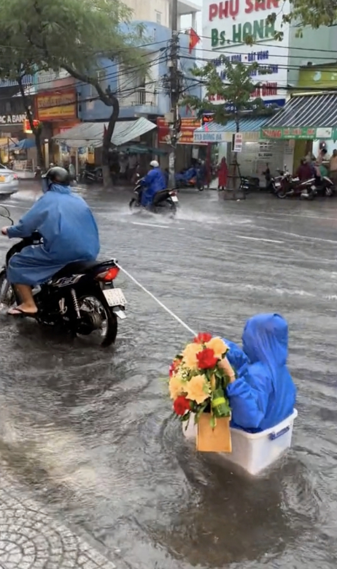  Người trẻ thuê trọ ở Đà Nẵng chất đồ lên cao vì mưa ngập, ký ức trận lụt lịch sử năm ngoái ùa về  - Ảnh 9.