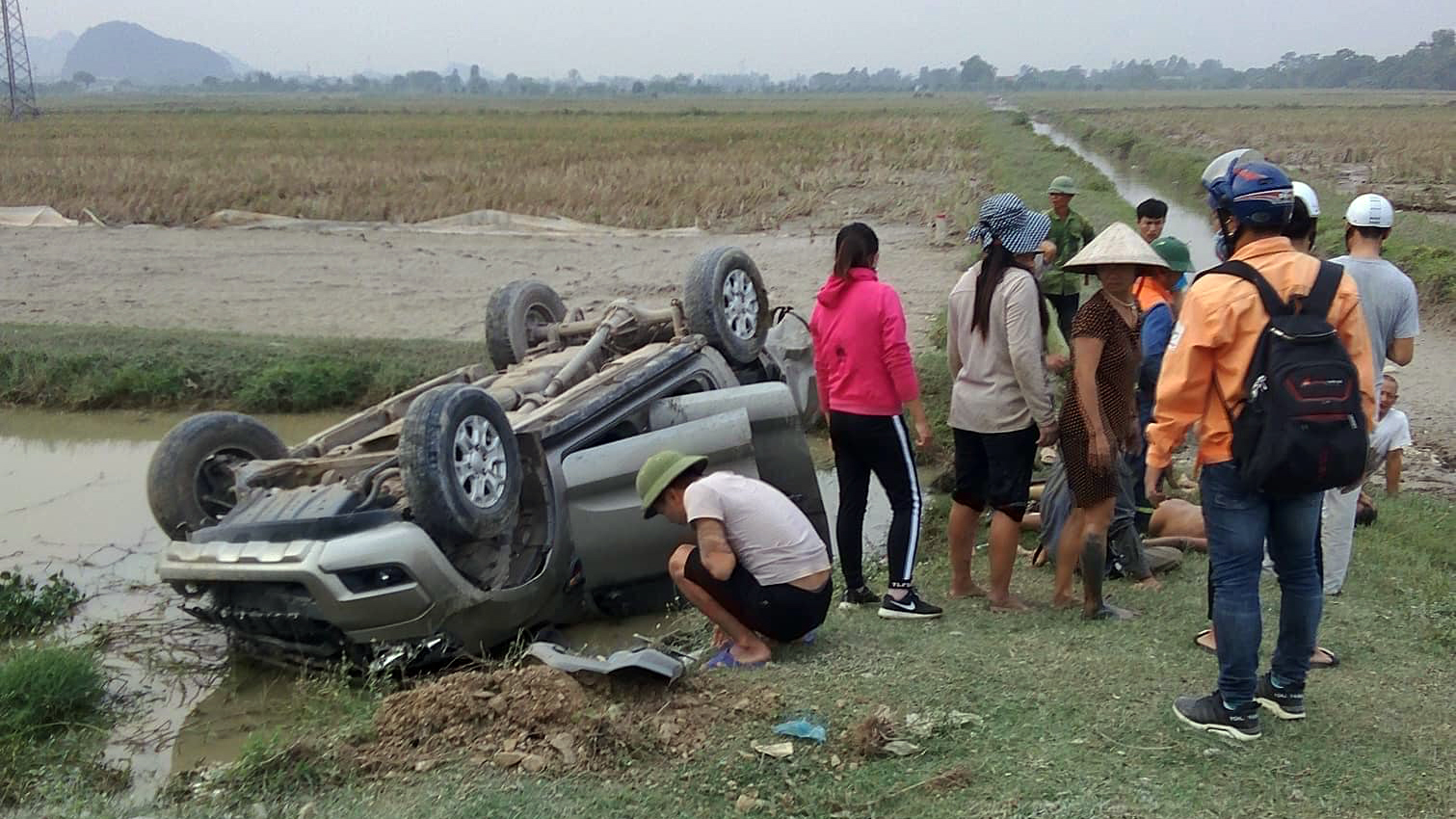 Đằng sau những bức ảnh TNGT: Ford Ranger lật ngửa giữa đồng vì tốc độ cao - Ảnh 2.