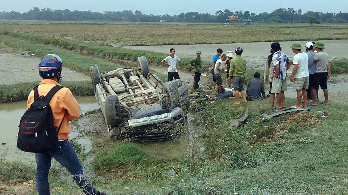 Đằng sau những bức ảnh TNGT: Ford Ranger lật ngửa giữa đồng vì tốc độ cao - Ảnh 1.