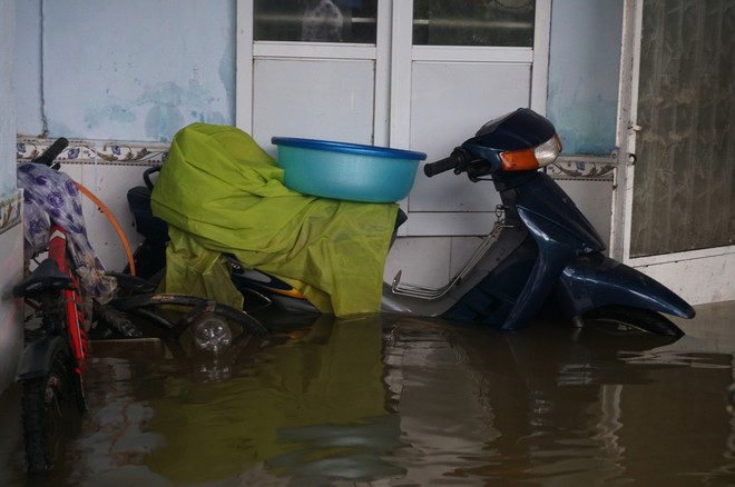  Ở nơi ngập sâu nhất Đà Nẵng: Tôi sợ, năm ngoái trôi hết tài sản rồi, năm nay chắc cũng vậy - Ảnh 11.