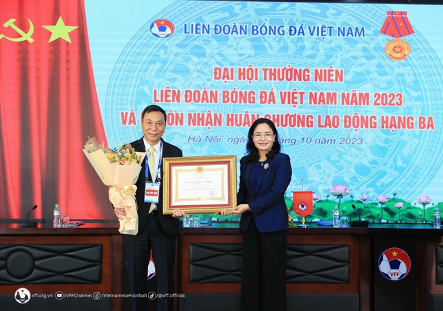 Tặng thưởng Huân chương Lao động hạng Ba cho Liên đoàn Bóng đá Việt Nam - Ảnh 2.