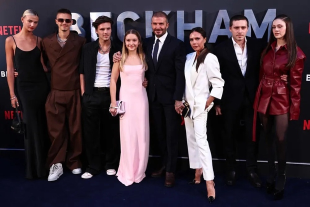  Vợ chồng David - Victoria Beckham nắm tay tình cảm xuống phố - Ảnh 4.