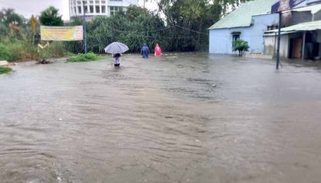Biển nước bủa vây khu dân cư ở Quảng Nam, người dân chèo ghe thoát vùng nguy hiểm - Ảnh 7.