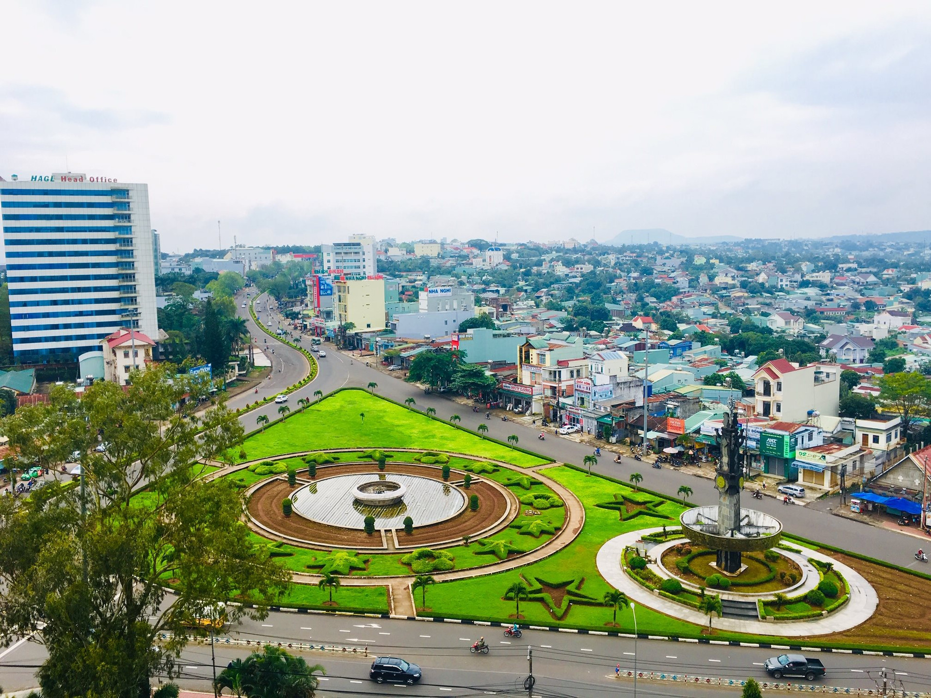  Cùng khởi nghiệp từ gỗ và trở nên giàu có với cơ đồ nghìn tỷ, 3 đại gia Gia Lai ngày nay: Hào quang phố núi vụt tắt!  - Ảnh 1.