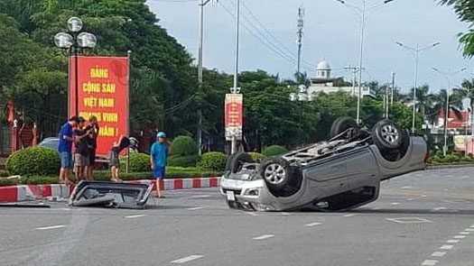 Đằng sau những bức ảnh TNGT: Bất cẩn khi cầm lái, tài xế khiến Nissan Navara lật ngửa giữa đường - Ảnh 1.