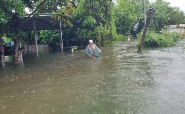 Biển nước bủa vây khu dân cư ở Quảng Nam, người dân chèo ghe thoát vùng nguy hiểm - Ảnh 4.