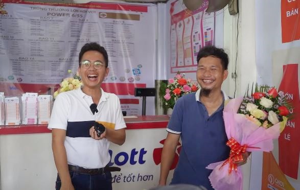 Trúng Vietlott 5 tỷ, chàng trai rút ngay 1,3 tỷ tặng bạn bè, đại lý vé số tiết lộ tính cách thật - Ảnh 2.