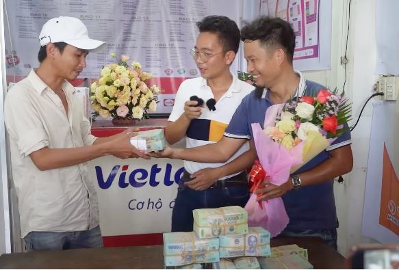 Trúng Vietlott 5 tỷ, chàng trai rút ngay 1,3 tỷ tặng bạn bè, đại lý vé số tiết lộ tính cách thật - Ảnh 3.