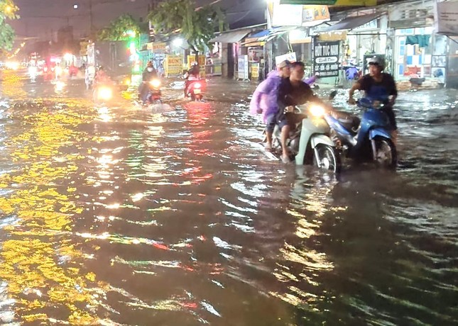 Nhiều ô tô bị cuốn trôi trong cơn mưa lớn ở Bình Dương - Ảnh 3.