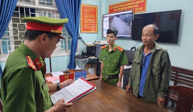 Cựu cán bộ cảng vụ Hàng không miền Trung bị bắt vì lừa chạy việc làm ở sân bay Đà Nẵng - Ảnh 1.