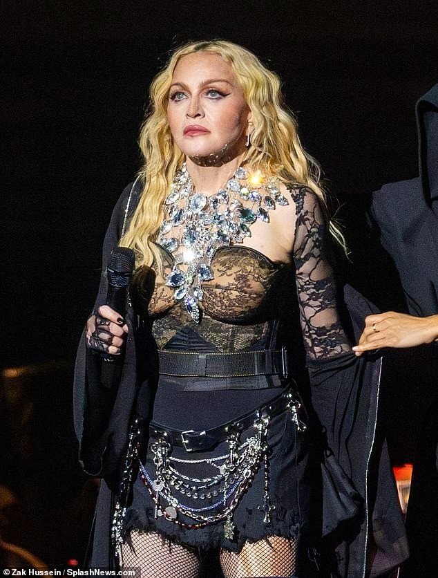Khán giả phản cảm với màn biểu diễn gợi dục của Madonna - Ảnh 4.