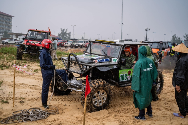 Hàng chục xe băng suối, vượt đồi cát tại giải đua ô tô địa hình quốc tế RFC Việt Nam - Quảng Bình 2023 - Ảnh 5.