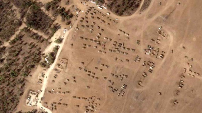 Ảnh vệ tinh cho thấy 400 phương tiện tập trung ở biên giới Israel với Dải Gaza - Ảnh 2.