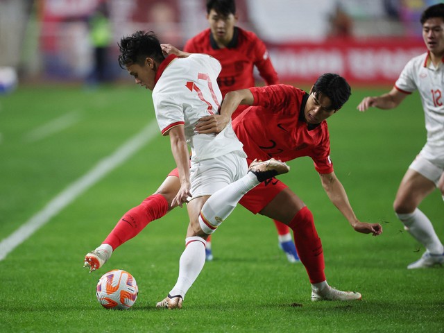 Sao trẻ 19 tuổi bỏ lỡ bước ngoặt đáng tiếc, tuyển Việt Nam tìm được điểm sáng trong trận thua đậm Hàn Quốc - Ảnh 2.